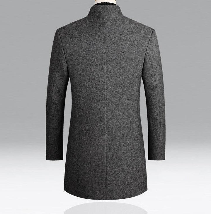 Detaljer af en tidløs herrejakke. Nærbillede af knapper og krave, der viser den elegante finish og kvalitet.