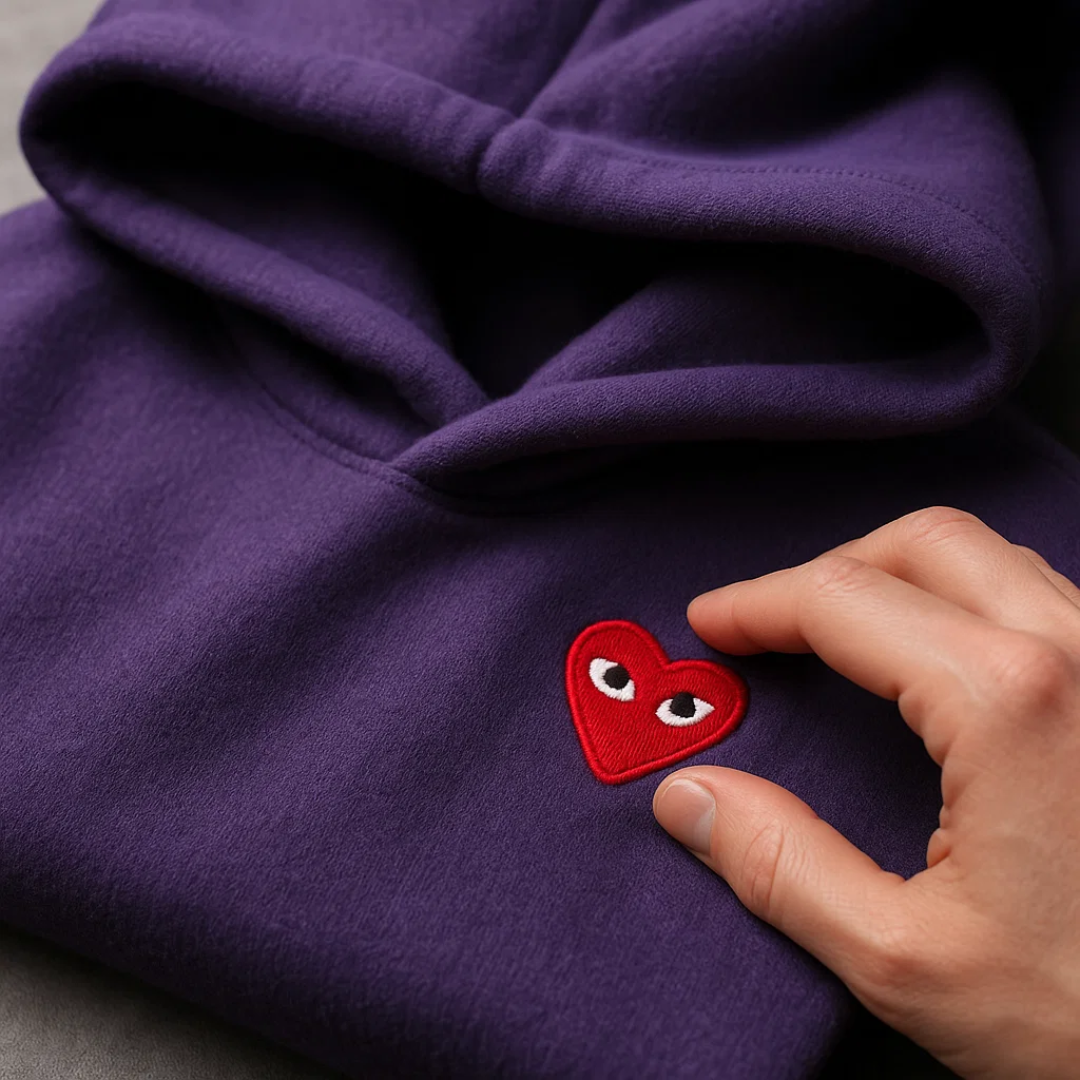 Hjerte design sweater til kvinder. Moderigtig og blød pullover, der kombinerer komfort og elegance.
