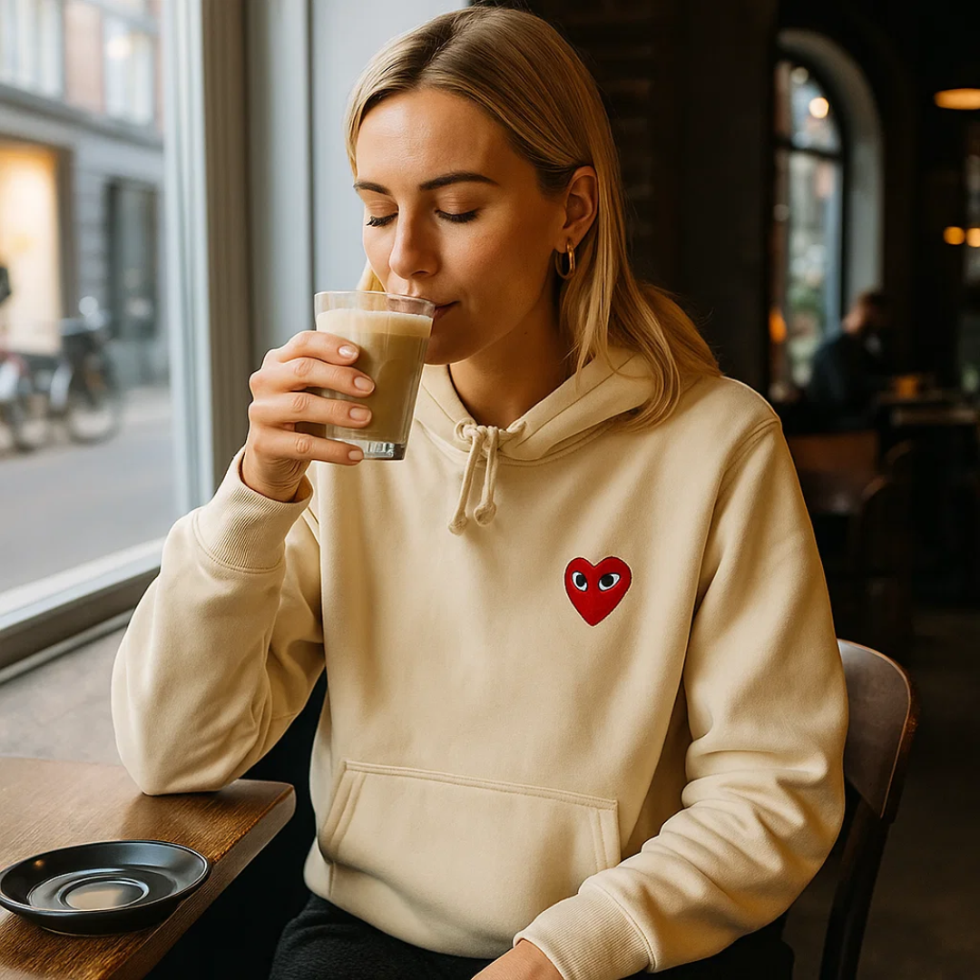 Kvinder hjerte pullover. Blød, elegant og stilfuld sweater, ideel til en fashionabel look.