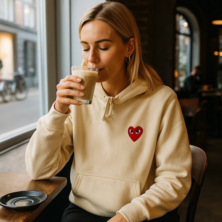 Kvinder hjerte pullover. Blød, elegant og stilfuld sweater, ideel til en fashionabel look.