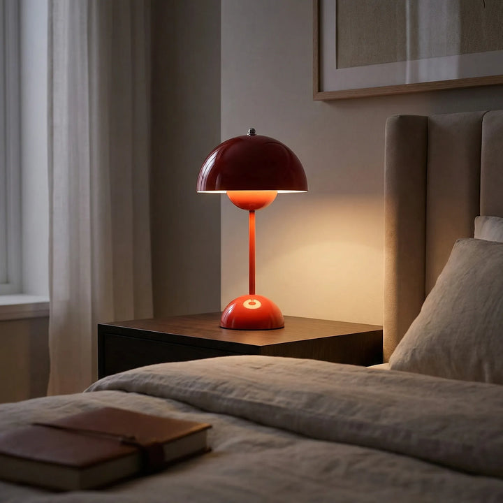 Elegant hvid bordlampe med touchfunktion og dæmpbart LED-lys. Perfekt til hyggelig indretning.
