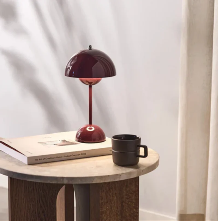 Alsidig LED-bordlampe, dæmpbar via touch. Genopladelig og minimalistisk til enhver plads.