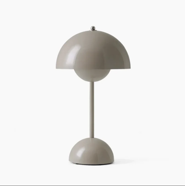 Funktionel natlampe: Genopladelig LED-bordlampe med touch og dæmpbart lys i skandinavisk stil.