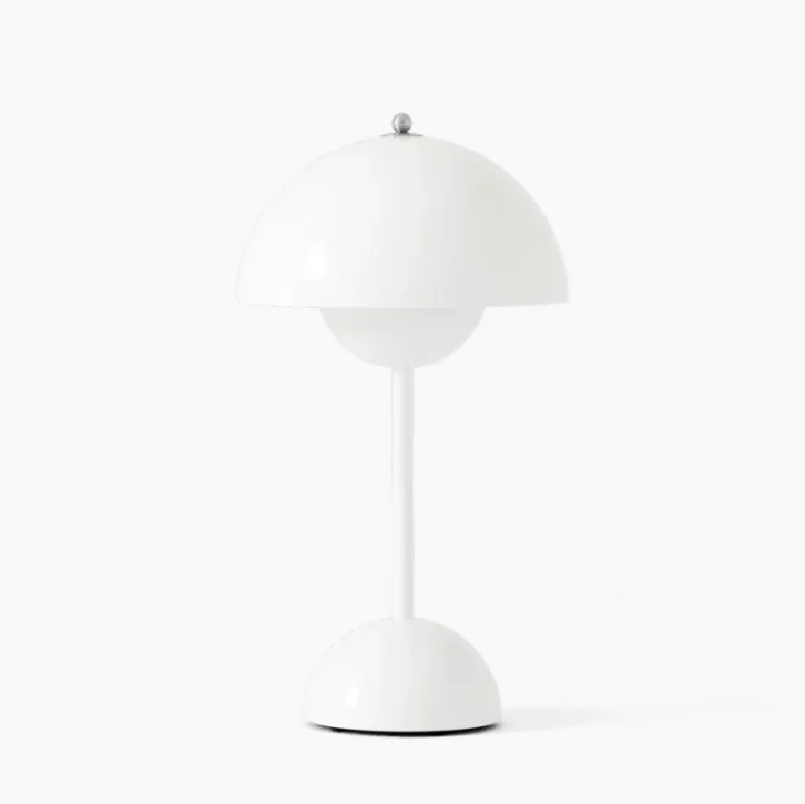 Stilren hvid touchlampe med dæmpbart LED-lys, perfekt som natlampe eller hyggelampe.