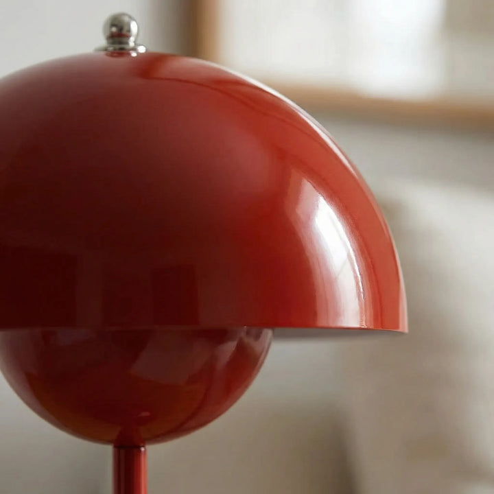 Genopladelig LED-bordlampe med touch-kontrol for nem justering af hyggebelysning.