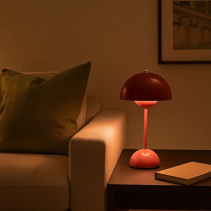 Hvid minimalistisk bordlampe med intuitiv touchfunktion og blødt dæmpbart lys til afslapning.