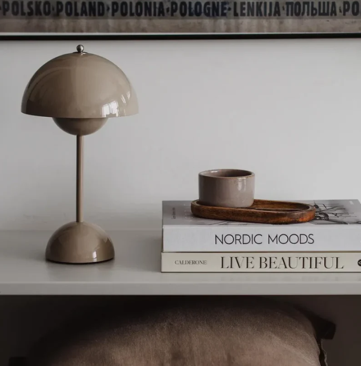 Stilfuld genopladelig LED-bordlampe, dæmpbar med touch. Ideel til moderne hjem og hygge.