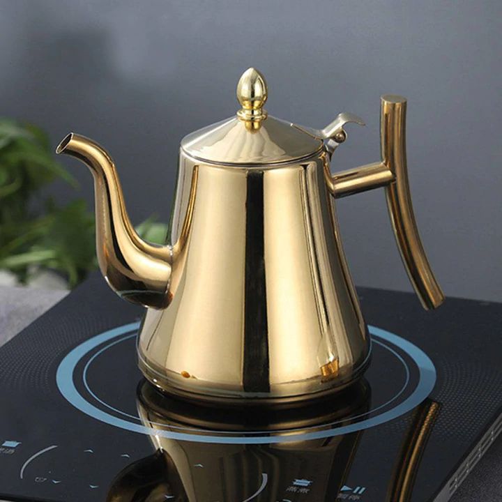 Elegant induktionskedel i guld eller sølv med filter, ideel til hurtig kogning. Perfekt til te og suppe.