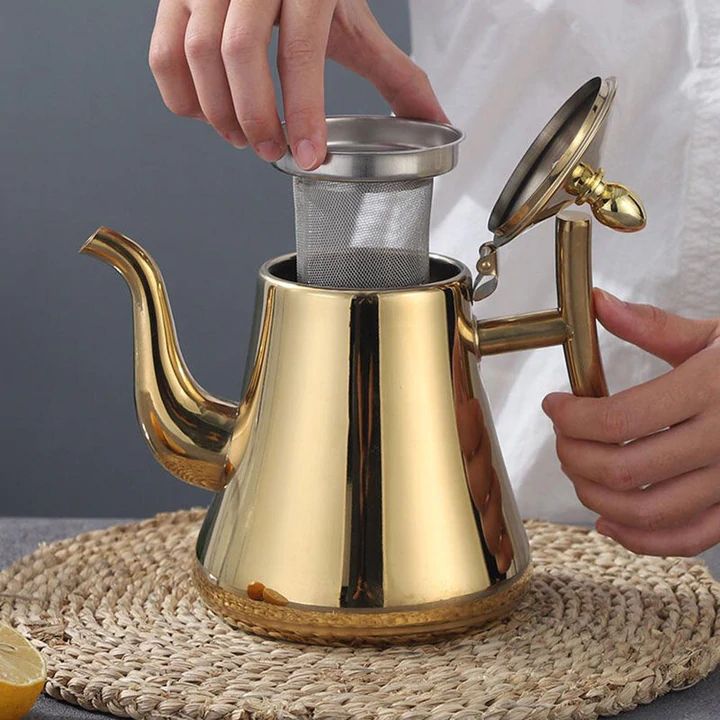 Elegant induktionskedel i guld eller sølv med filter, ideel til hurtig kogning. Perfekt til te og suppe.