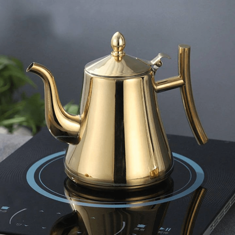 Elegant induktionskedel med filter i rustfrit stål til moderne køkken, passer til alle kogeplader.