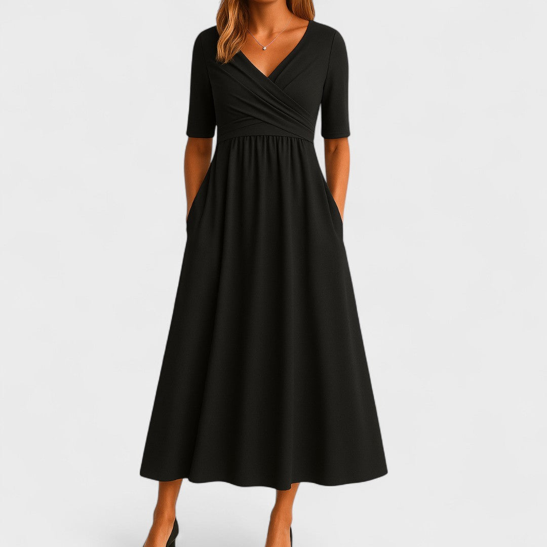 Komfortabel Joanna midi sommerkjole i let stof. Ideel damekjole til varme dage, alsidig og elegant i kvindemode.