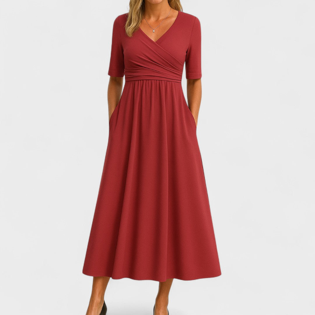 Stilfuld Joanna midi kjole på model. Komfortabel og let sommerkjole, alsidig til både hverdag og festlig brug.
