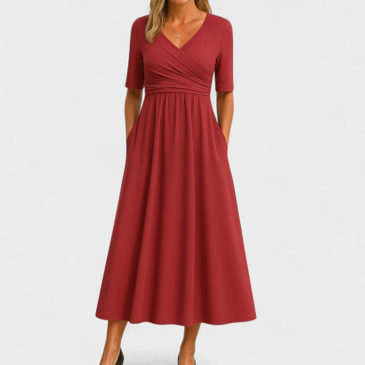 Stilfuld Joanna midi kjole på model. Komfortabel og let sommerkjole, alsidig til både hverdag og festlig brug.