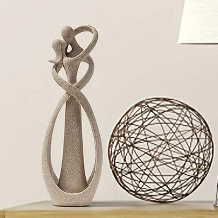 Abstrakt harzstatue af et omfavnende par, en stilfuld dekoration med elegant touch til hjemmet.