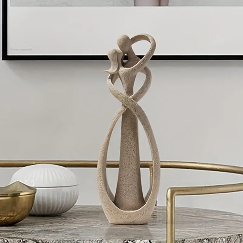 Detaljeret harzfigur af to skikkelser i kærlighed, en elegant og meningsfuld indretningsdetalje.