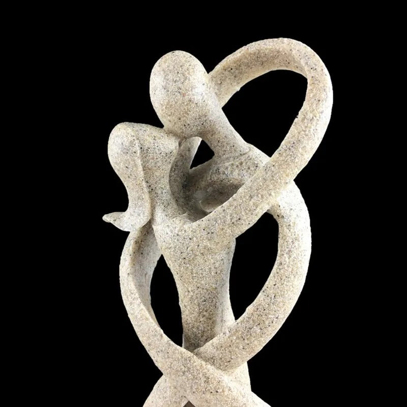 Abstrakt kærlighedsstatue i harz, udstråler elegance og varme til enhver boligindretning.