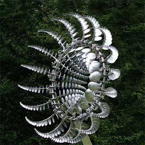 Elegant kinetisk vindmølle i metal til haven. Smuk havekunst og udendørs skulptur der drejer i vinden.