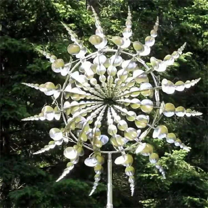 Imponerende kinetisk metalvindmølle til haven. Elegant udendørs skulptur og havepynt der bevæger sig.