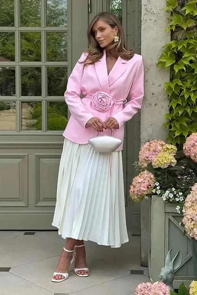 Nærbillede af skræddersyet, elegant dameblazer. Enkeltknap design og klassisk snit i høj kvalitet.