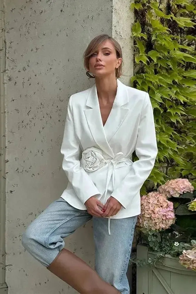 Alsidig dameblazer, klassisk og elegant. Style den op eller ned for et skræddersyet look.