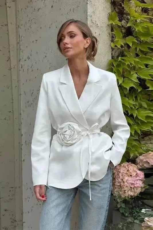Dameblazer bagfra, viser skræddersyet pasform og elegant snit. En klassisk enkeltknap blazer.