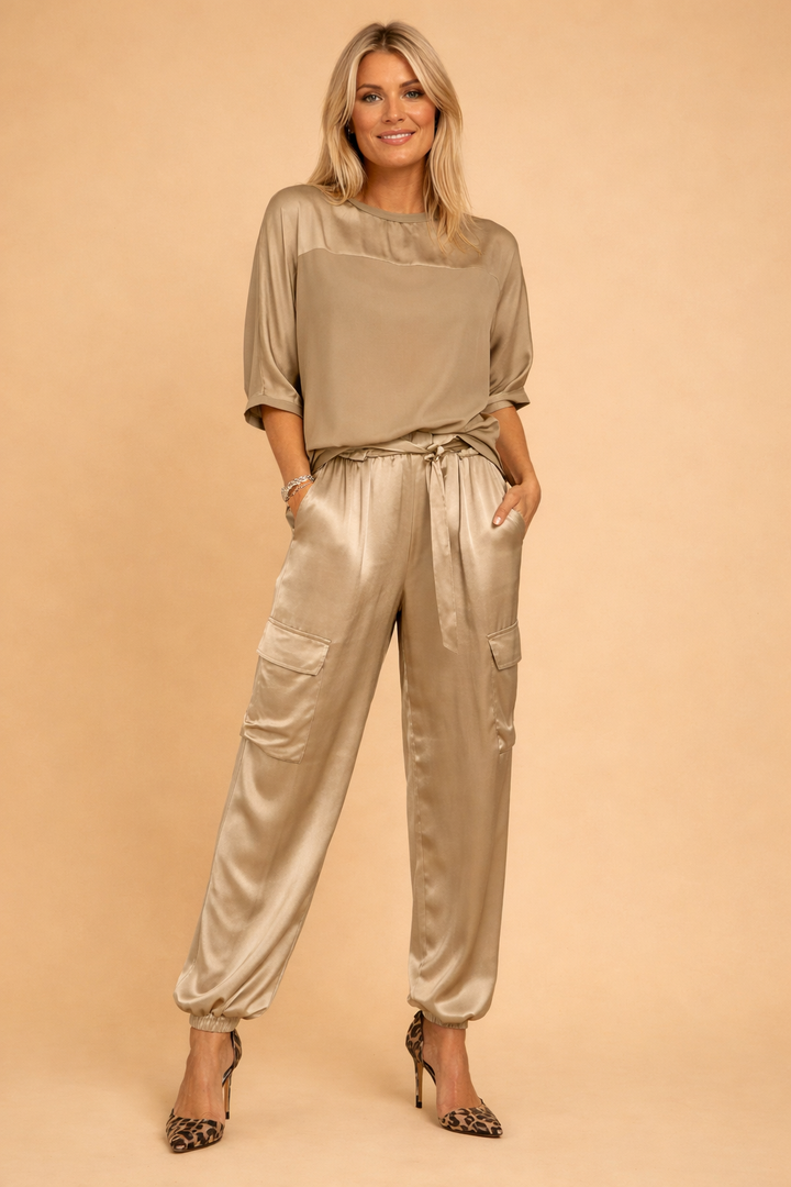 Elegant klassisk damesæt med to dele. Tidløst outfit til kvinder med stil.