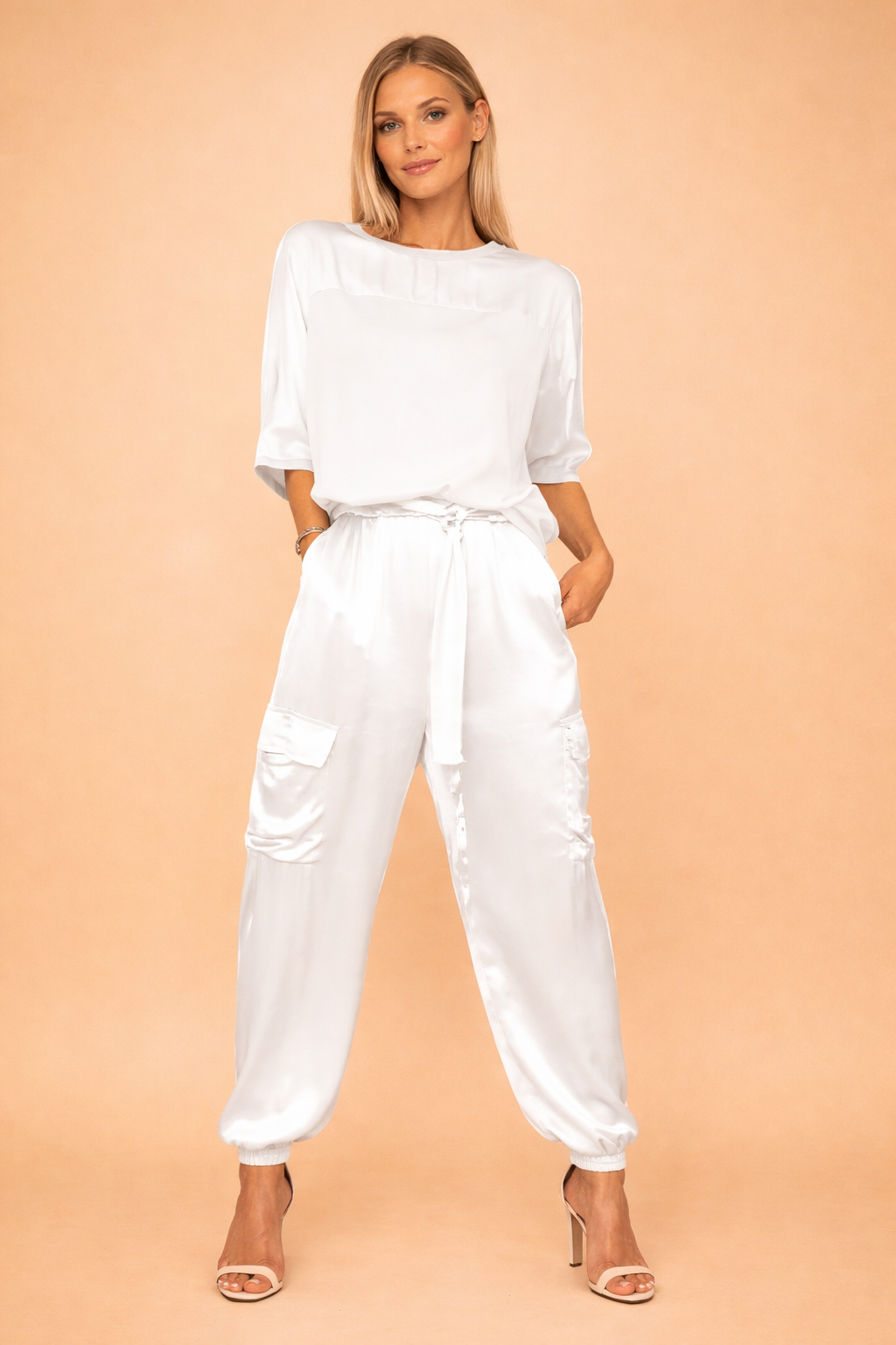 Stilfuldt kvindesæt i et klassisk design. Perfekt mode til et sofistikeret og moderne look.