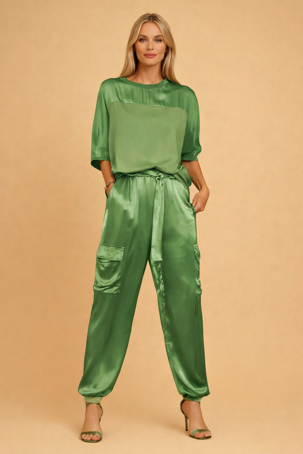 Tidløst todelt outfit for kvinder. Skab et elegant og alsidigt look med dette damesæt.