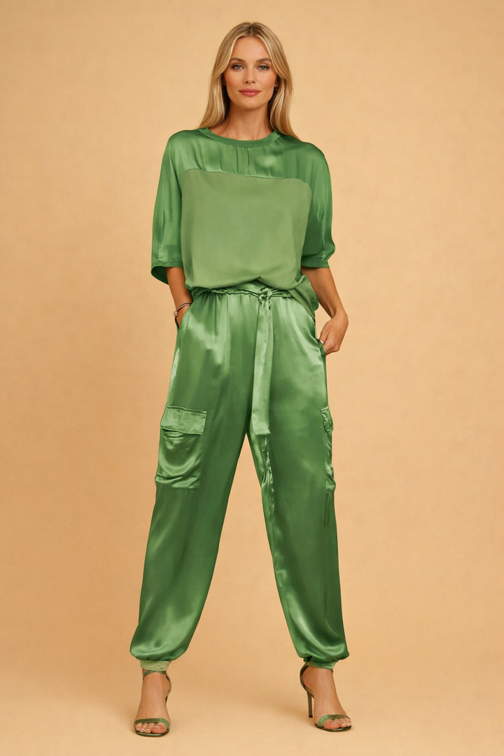 Tidløst todelt outfit for kvinder. Skab et elegant og alsidigt look med dette damesæt.