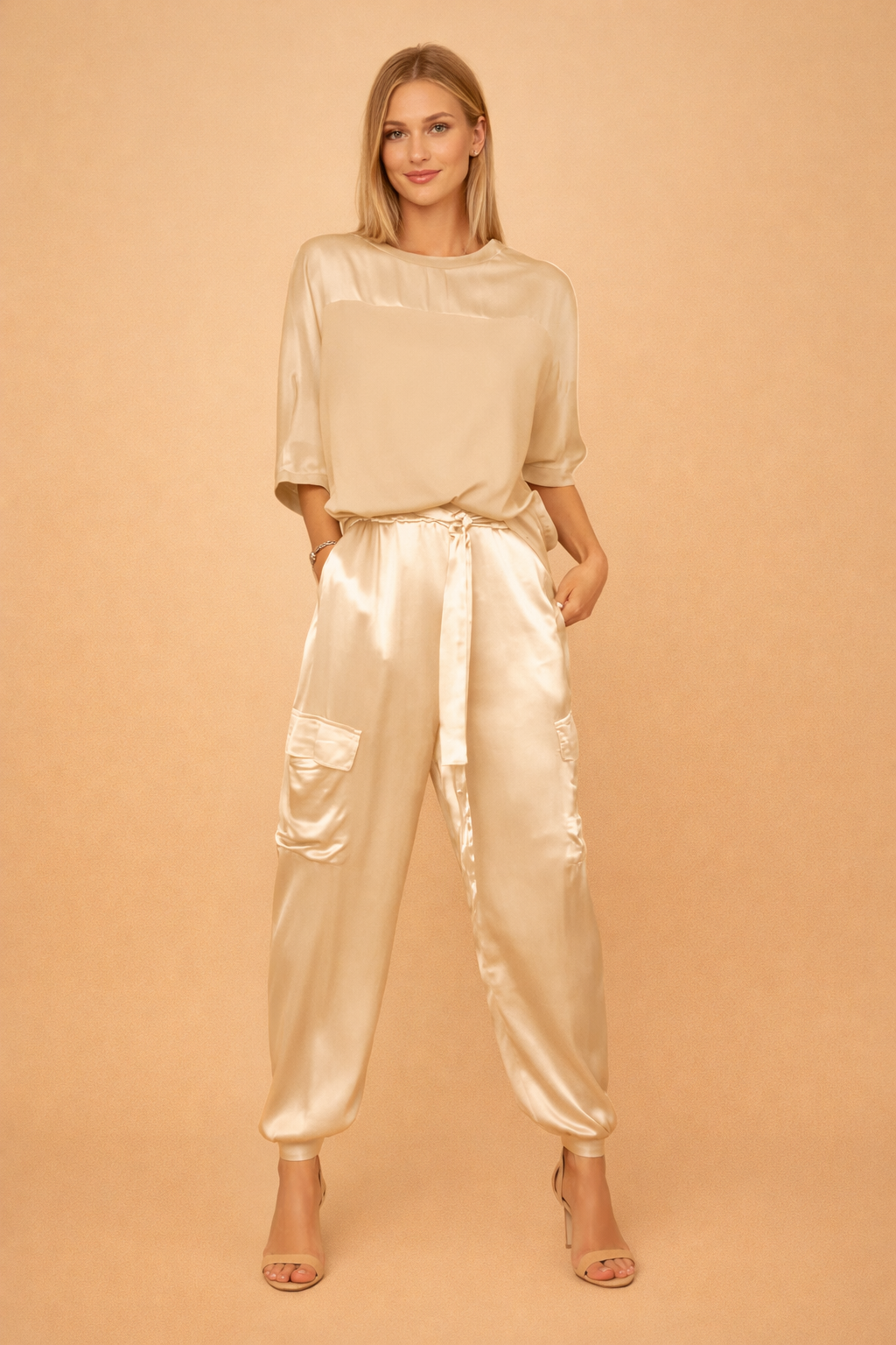 Klassisk todelt damesæt. Et stilfuldt og bekvemt outfit, der fremhæver elegance.