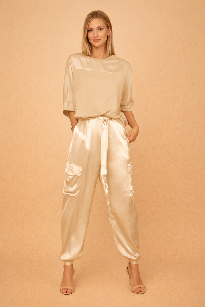 Klassisk todelt damesæt. Et stilfuldt og bekvemt outfit, der fremhæver elegance.