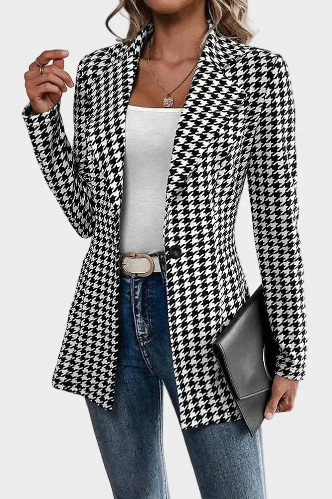 Elegant klassisk kvindeblazer i skræddersyet design, perfekt til business og formel kontorstil.