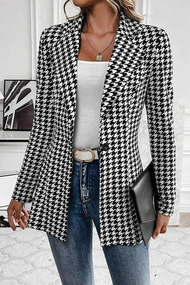 Alsidig kvindeblazer, ideel overgangsjakke for et stilfuldt business-look eller elegant hverdagsmode.