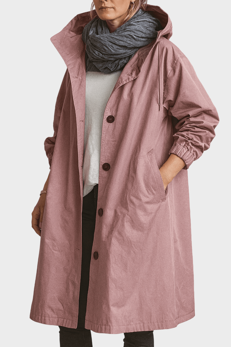 Nærbillede af stilfuld kvinders trenchcoat med bælte, dobbeltradet design og vejrbestandigt stof.