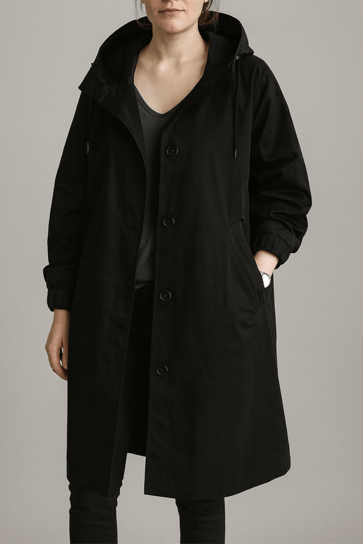 Stilfuld kvinde bærer trenchcoat kombineret med mode accessories, fremhæver klassisk og vejrbestandig jakke.