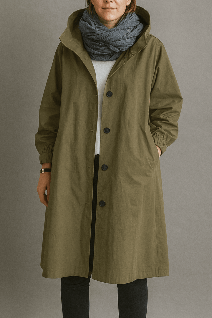 Detalje af foret i den elegante kvinders trenchcoat, sikrer komfort og klassisk stil for overtøj.