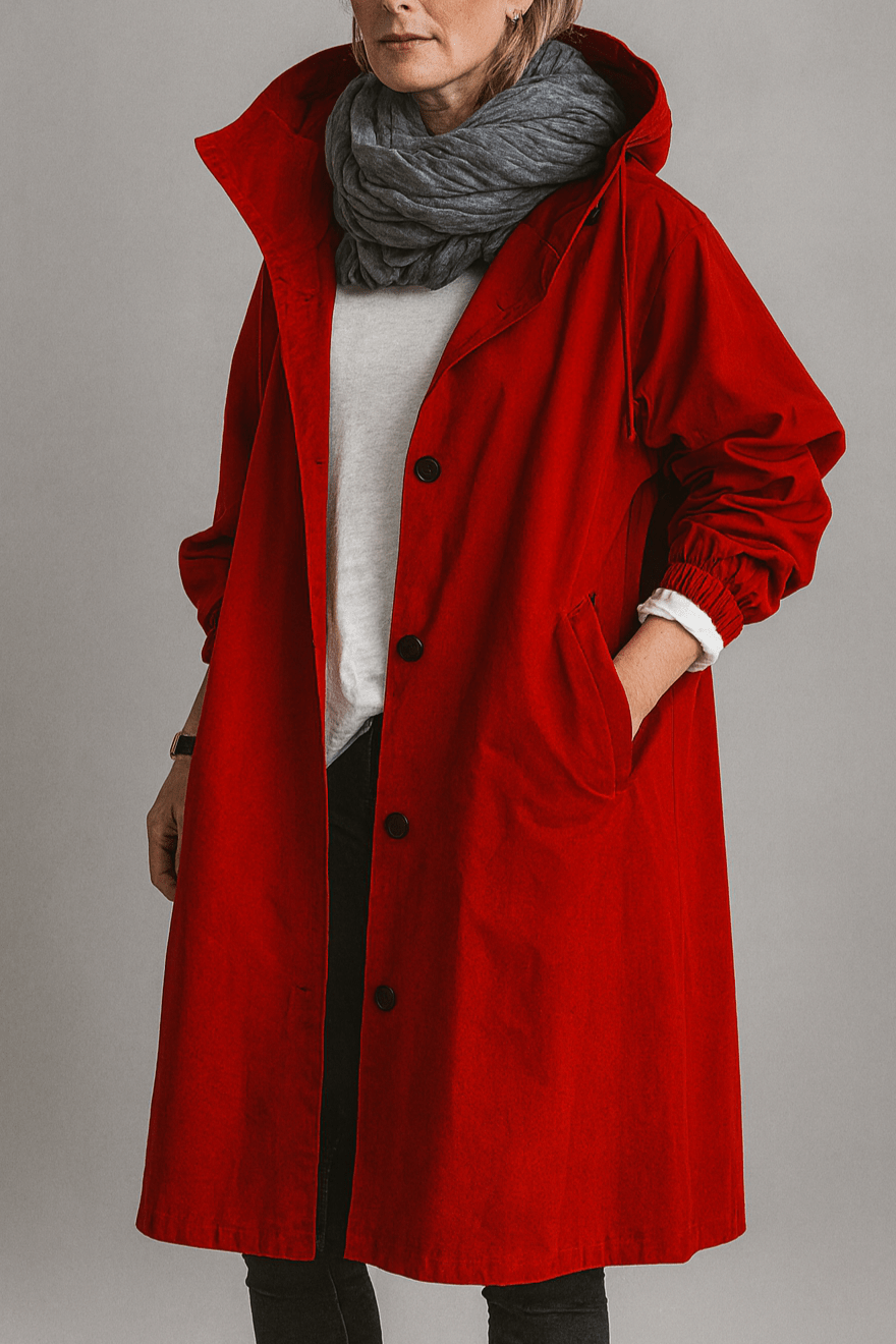 Kvinde går i elegant trenchcoat, viser dens flydende bevægelse og stilfulde udseende som lang jakke.