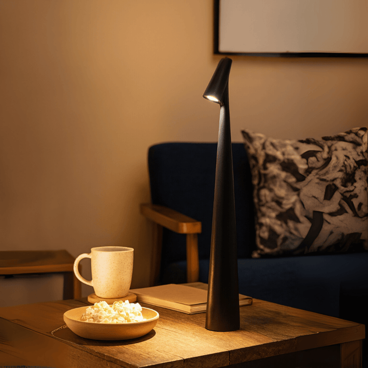 Alsidig dæmpbar LED bordlampe, trådløs og robust til indendørs og udendørs brug.