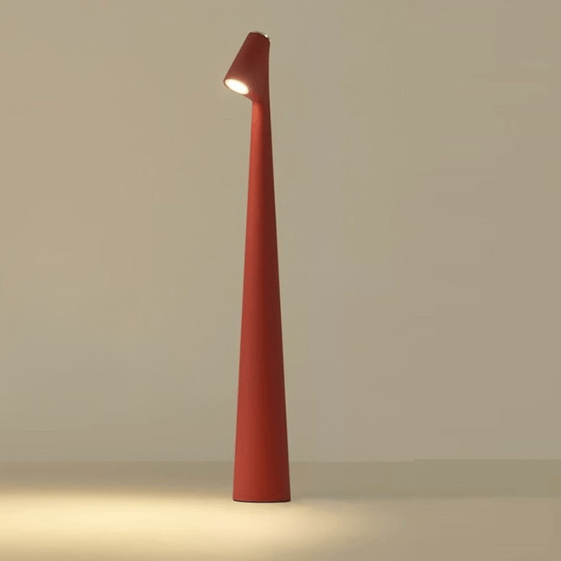 Robust kordeløs bordlampe, velegnet til udendørs brug; skaber hygge med dæmpbart lys.
