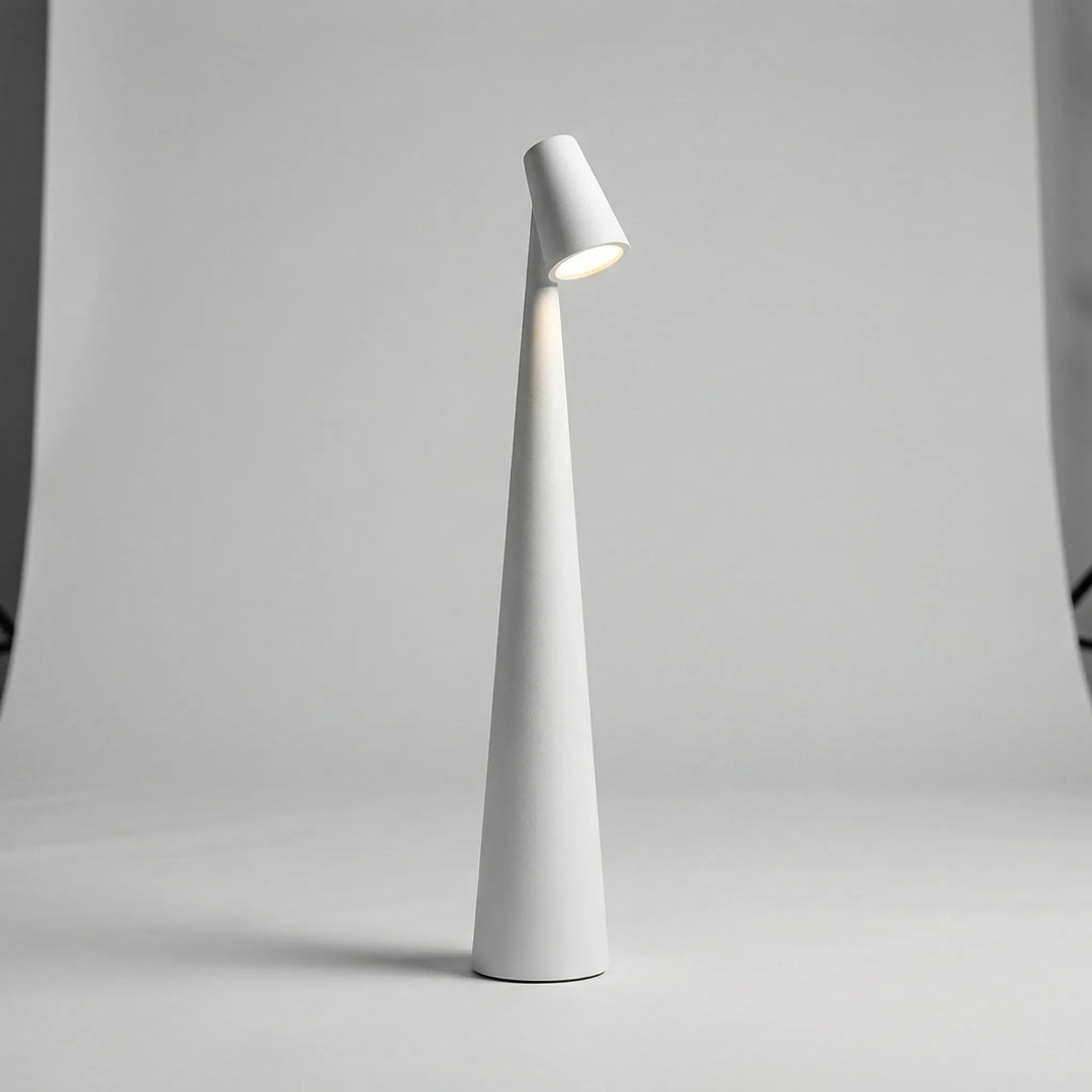 Moderne trådløs bordlampe med lang batteritid og USB-C opladning; perfekt til hygge.