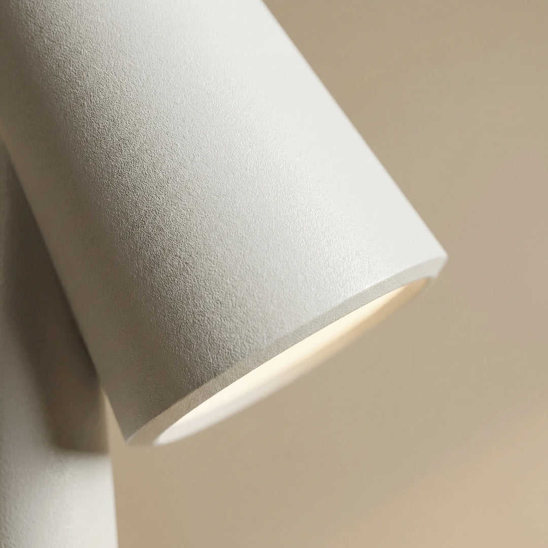 Bærbar LED bordlampe i stilrent design, skaber varmt lys og atmosfære i ethvert rum.