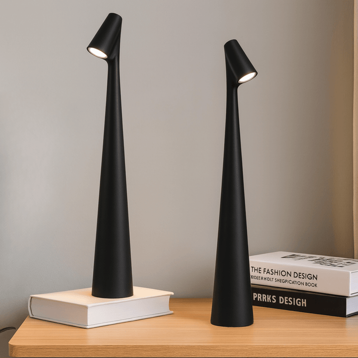 Kordeløs LED bordlampe i minimalistisk design, giver blødt og behageligt stemningslys.