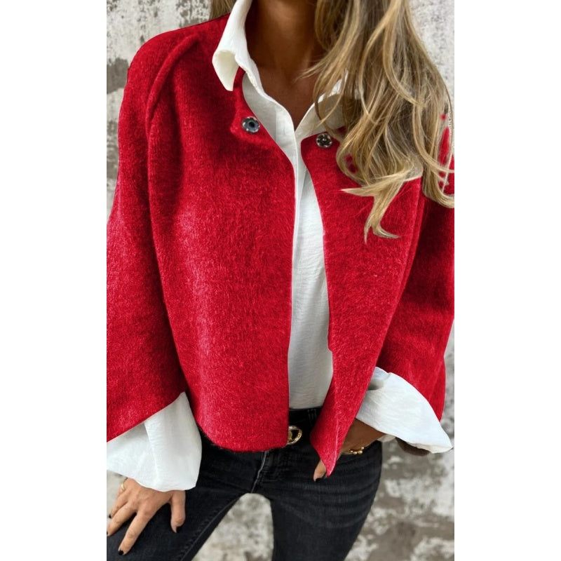 Alsidig kort damejakke med elegant design og praktisk knaplukning. Et must-have i din garderobe.