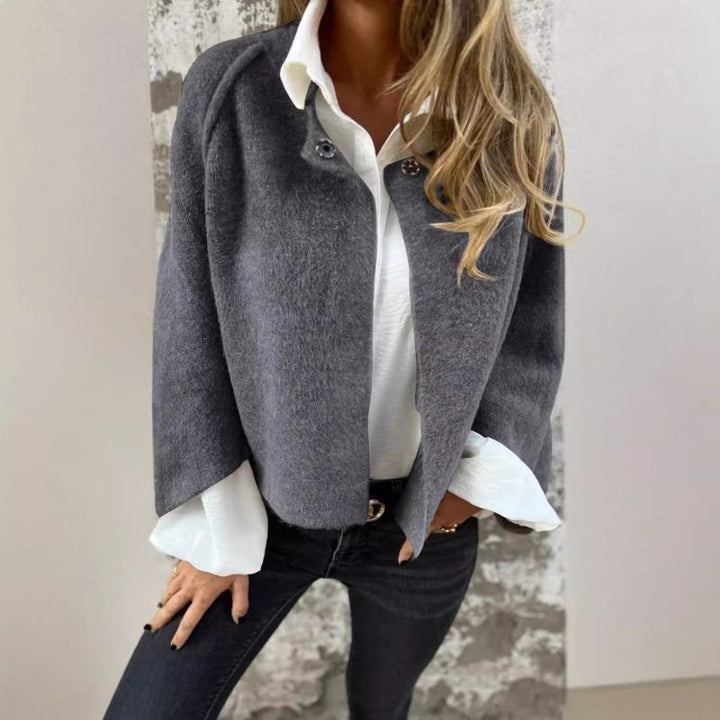 Kort damejakke med fine knapper. Den moderne pasform og stilfulde look gør den perfekt til alle anledninger.