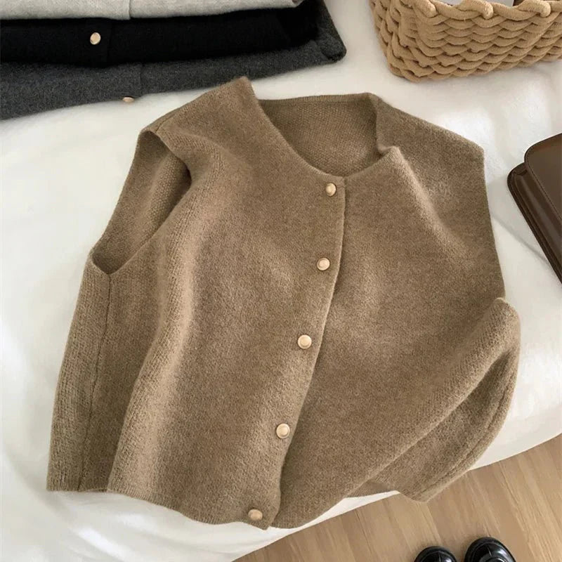 Elegant kort damevest med knaplukning. Perfekt til alsidig lag-på-lag styling i sommer og efterår.