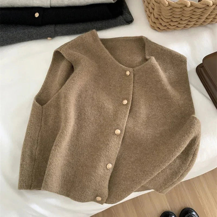 Elegant kort damevest med knaplukning. Perfekt til alsidig lag-på-lag styling i sommer og efterår.
