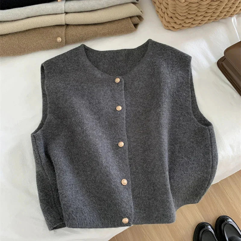 Trendy ærmeløs damevest, ideel til chic hverdagsstil. Alsidig kort vest med knapper for moderne look.