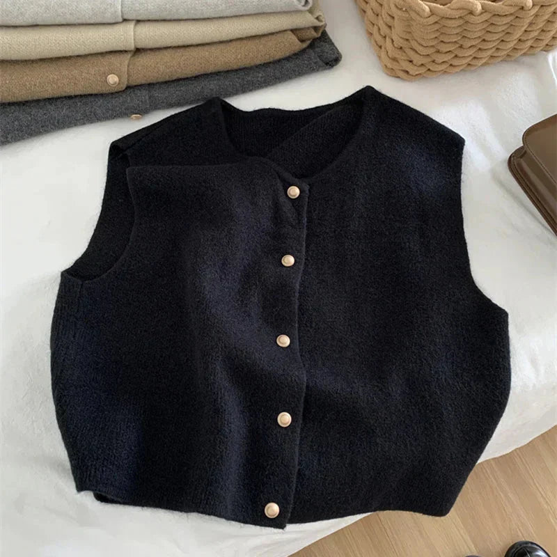 Stilfuld kort knapvest til kvinder, skaber et elegant lag-på-lag look. Ideel til både sommer og køligere dage.