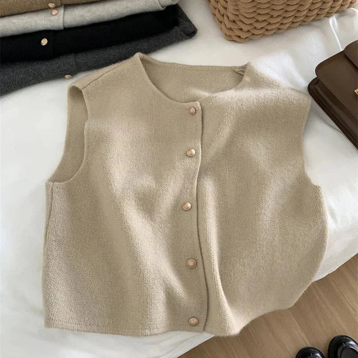 Alsidig kort damevest med knapper. Ærmeløs design til trendy lag-på-lag mode, perfekt til efterårsgarderoben.