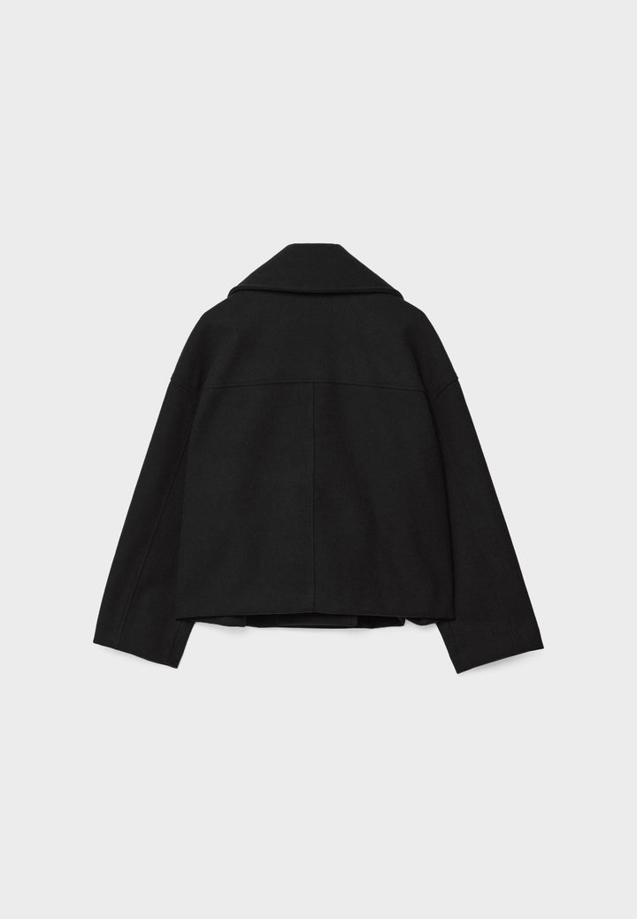 "Elegant kort uldjakke i uldblend, dobbeltradet med brede revers, perfekt til både hverdag og fest, sidevisning."
